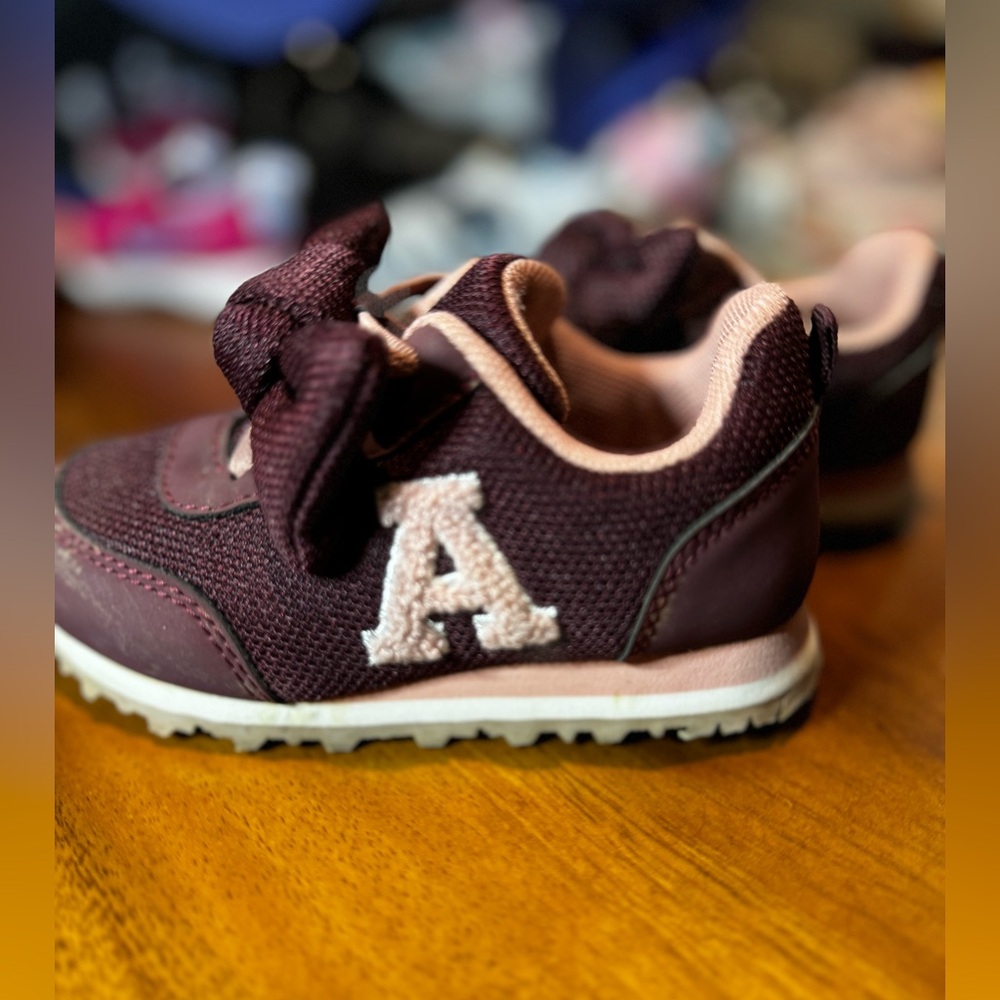 Purple/Pink toddler shoes with bows on it